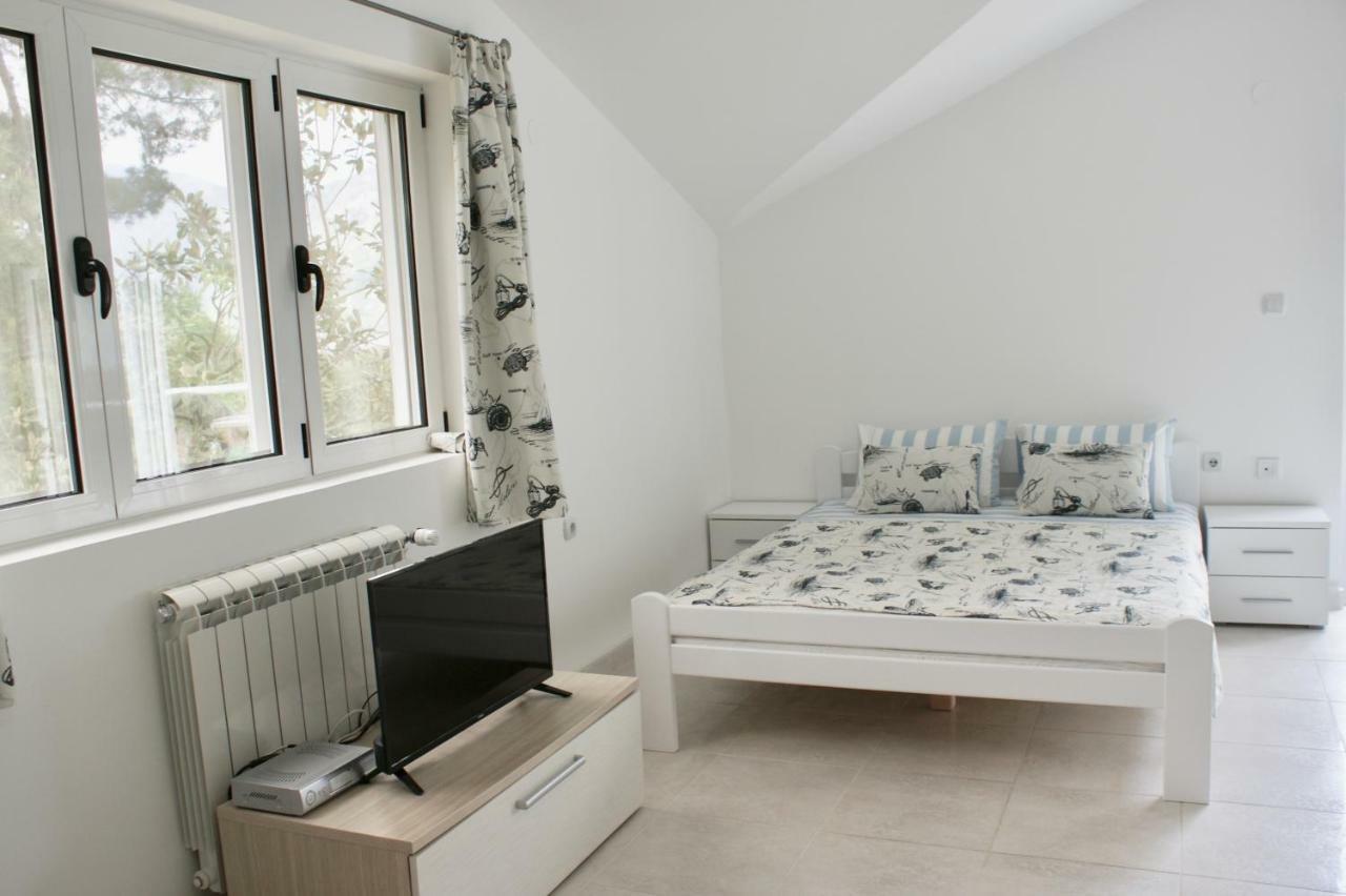 Studio Apartments Morinj Exterior foto